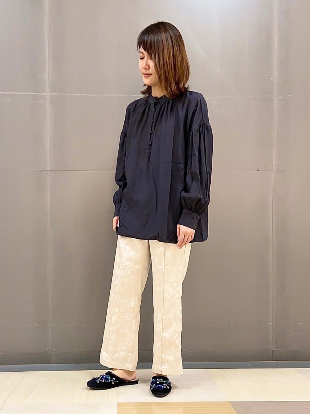 「大人カジュアル、春、大人女子、はるコーデ、パンツコーデ、大人ガーリー、チャイナシューズ、ブラウス、キレイめ、Green Parks」｜「Green　Parksのくるみ釦ギャザーブラウス＊＊（シャツ/ブラウス、ブラック系）」を使った、mocho❤︎❤︎さん（レディース・156cm）の春コーディネートの1枚目の写真