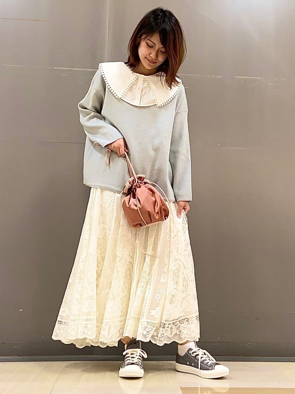 「大人カジュアル、春カラー、巾着バッグ、パステル映える春、つけ襟、レーススカート、ガーリー、スニーカーコーデ、カジュアルコーデ、おしゃれさんと繋がりたい」｜「Green　Parksの・サテンパイピング巾着ショルダーバッグ＊（ショルダーバッグ、ピンク系）」を使った、mocho❤︎❤︎さん（レディース・156cm）の春コーディネートの1枚目の写真
