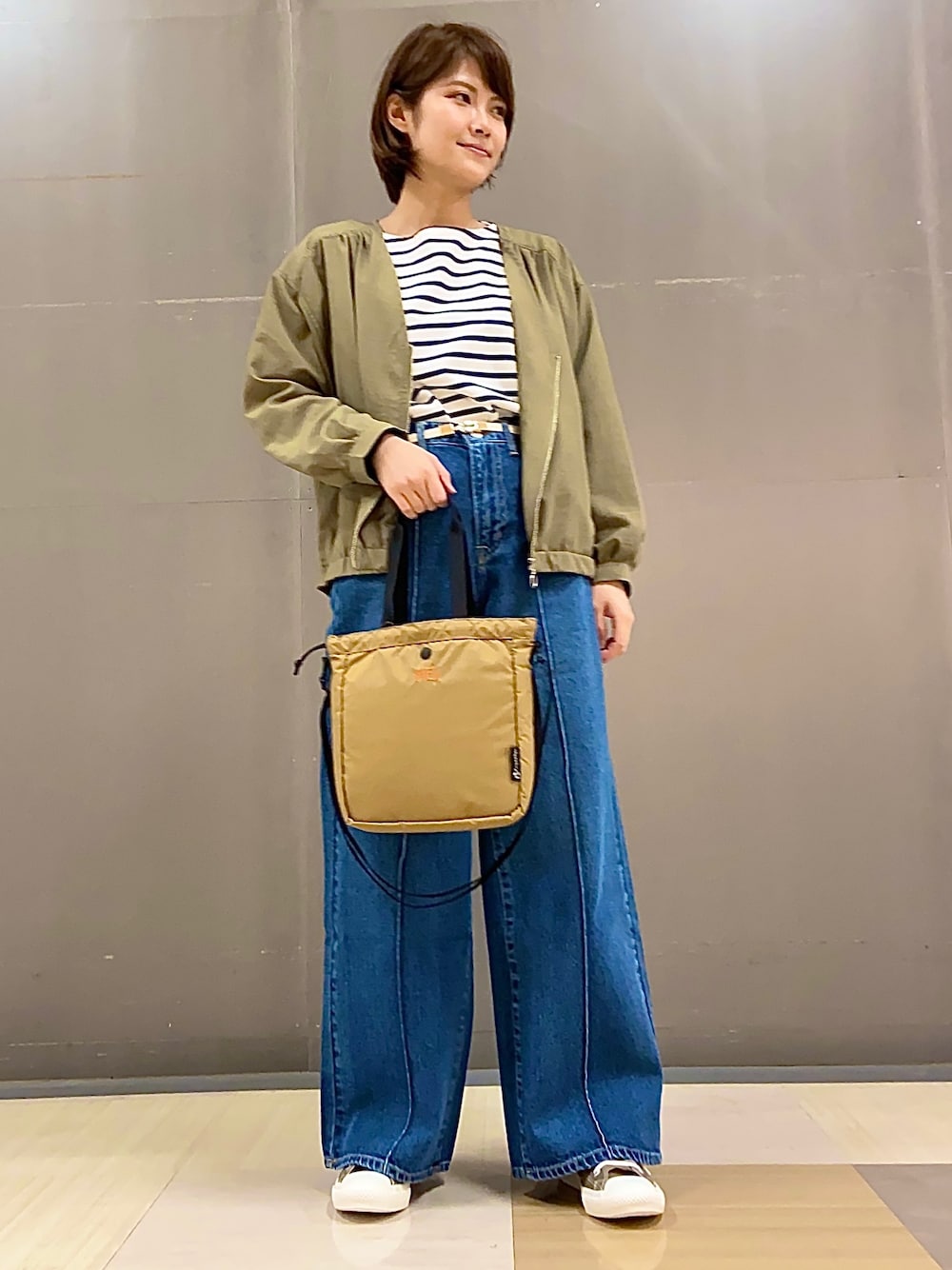 「春、オトナ女子、大人カジュアル、春夏コーデ、お洒落さんとつながりたい、グリーン、カジュアル、パンツスタイル、earth music&ecology、Green Parks」｜「Green　ParksのVネックブルゾン（ジャケット/アウター、グリーン系）」を使った、mocho❤︎❤︎さん（レディース・156cm）の春コーディネートの1枚目の写真