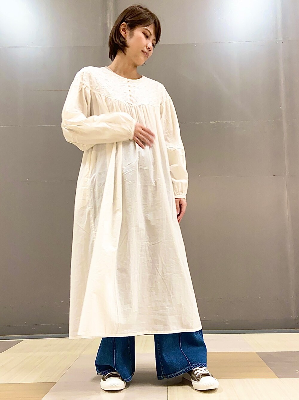 「カジュアルコーデ、おしゃれさんと繋がりたい、パンツスタイル、デニム、スニーカー、ビッグシルエット、デニムパンツ、ナチュラル、コンバース、Green Parks」｜「Green　Parksの・SUGAR SPOON レースヨークギャザーワンピ（ワンピース/ドレス、ブルー系）」を使った、mocho❤︎❤︎さん（レディース・156cm）の春コーディネートの1枚目の写真