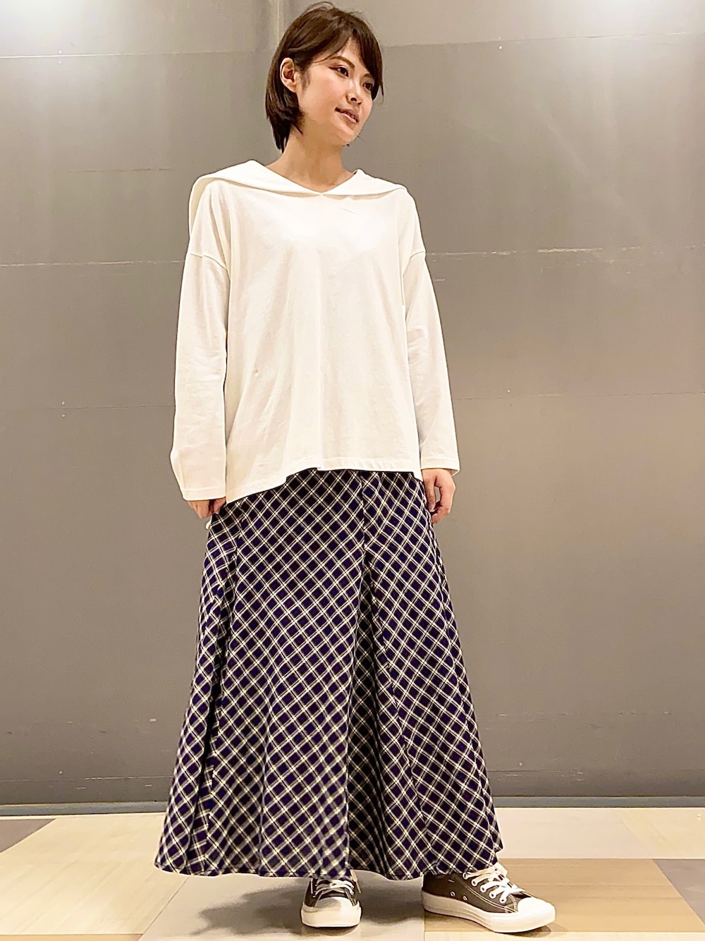 「はるコーデ、大人コーデ、春カラー、低身長コーデ、カジュアル、ロングスカート、白Tシャツ、スニーカー、シンプルコーデ、Green Parks」｜「Green　Parksのセーラーカラープルオーバー（トップス、ホワイト系）」を使った、mocho❤︎❤︎さん（レディース・156cm）の春コーディネートの1枚目の写真