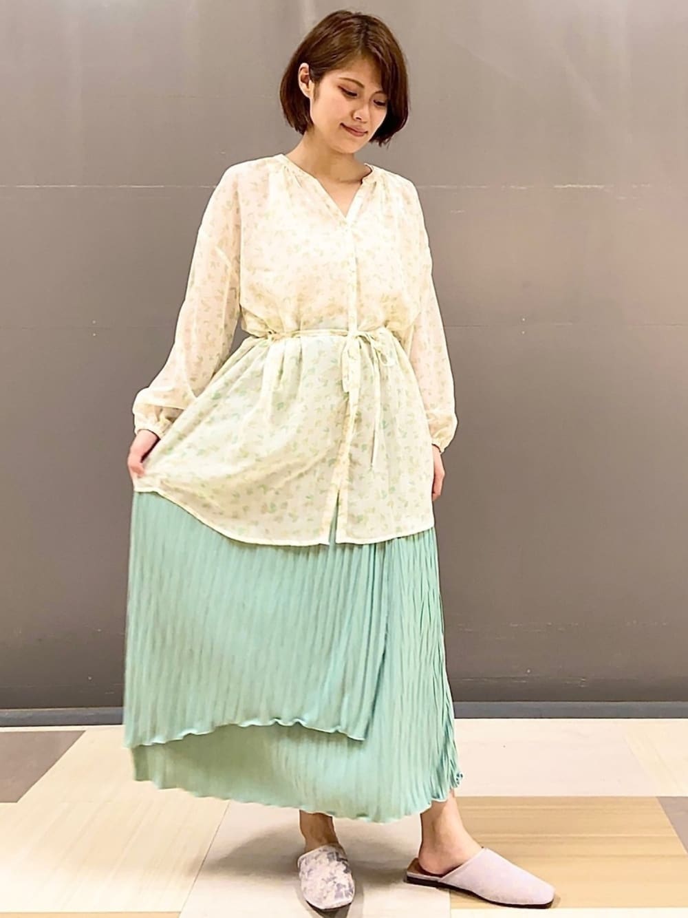 「春コーデ、オトナカジュアル、プチプラ、カジュアルコーデ、今日のコーデ、おしゃれさんと繋がりたい、大人女子、はるコーデ、キレイめ、Green Parks」｜「Green　Parksの巻き風クレープスカート＊（スカート、グリーン系）」を使った、mocho❤︎❤︎さん（レディース・156cm）の春コーディネートの1枚目の写真