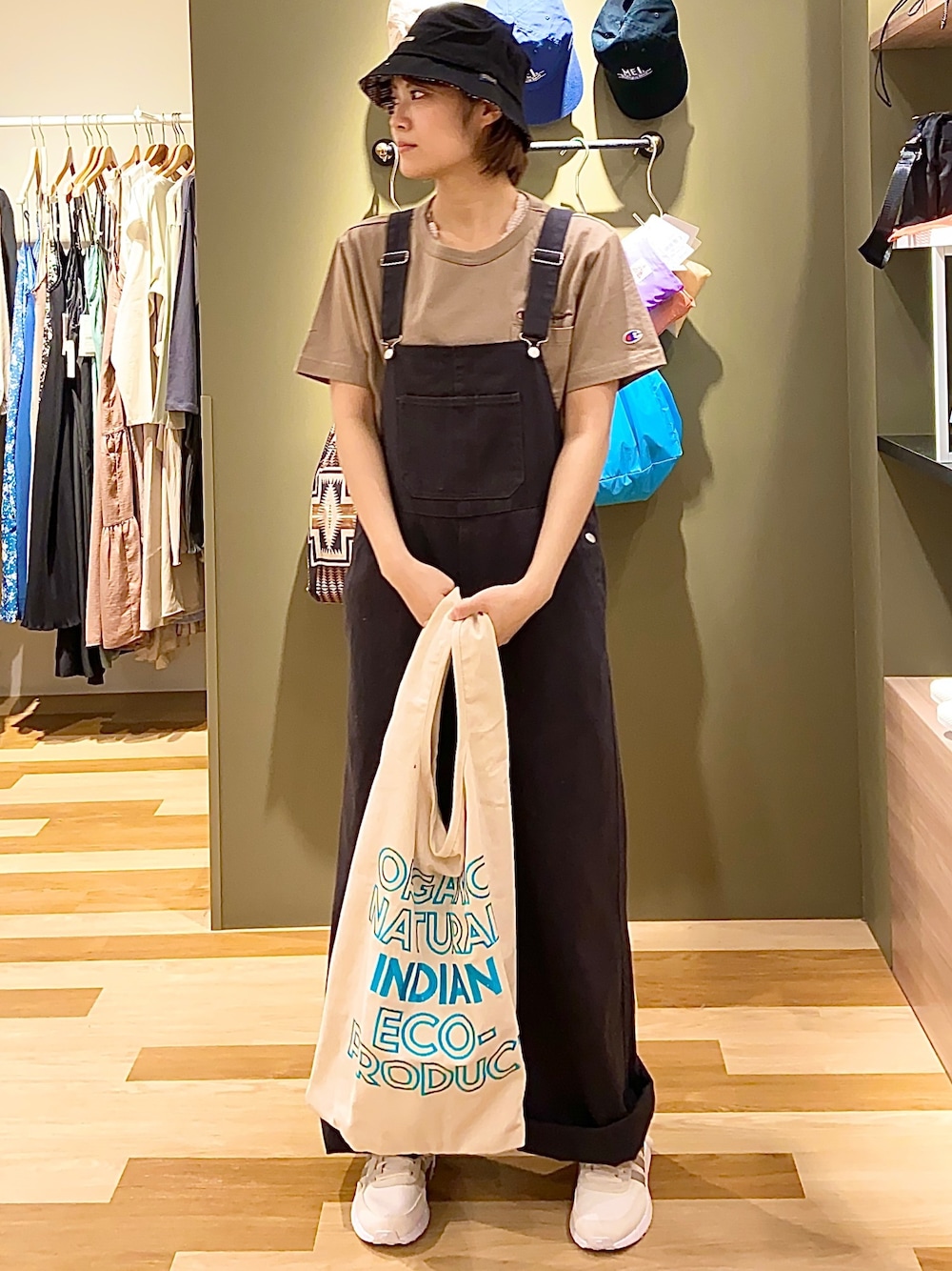 「春コーデ、カジュアル、お洒落さんとつながりたい、ゆるコーデ、パンツスタイル、春夏コーデ、サロペット、オトナカジュアル、Champion、Green Parks」｜「PENDLETONの・PENDLETON ロゴハット＊（ハット、ブラック系）」を使った、mocho❤︎❤︎さん（レディース・156cm）の春コーディネートの1枚目の写真