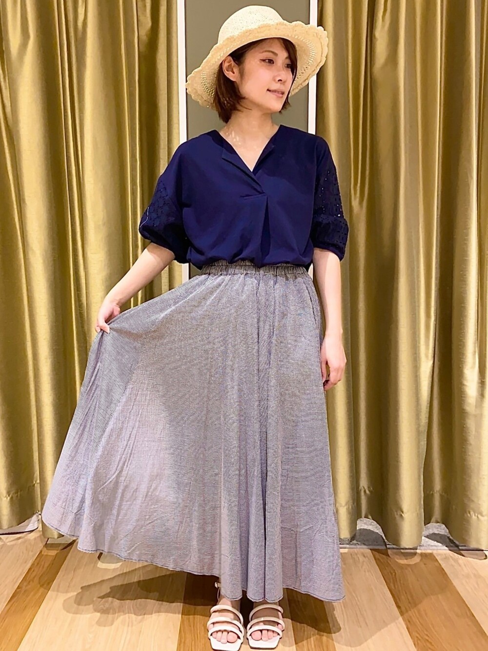 「シンプル、カジュアル、フレアスカート、麦わら帽子、大人ガーリー、春夏コーデ、休日コーデ、ゆるコーデ、earth music&ecology、Green Parks」｜「earth music&ecologyのスリーブアイレットレースカットソー ＊（Tシャツ/カットソー、ブルー系）」を使った、mocho❤︎❤︎さん（レディース・156cm）の春コーディネートの1枚目の写真