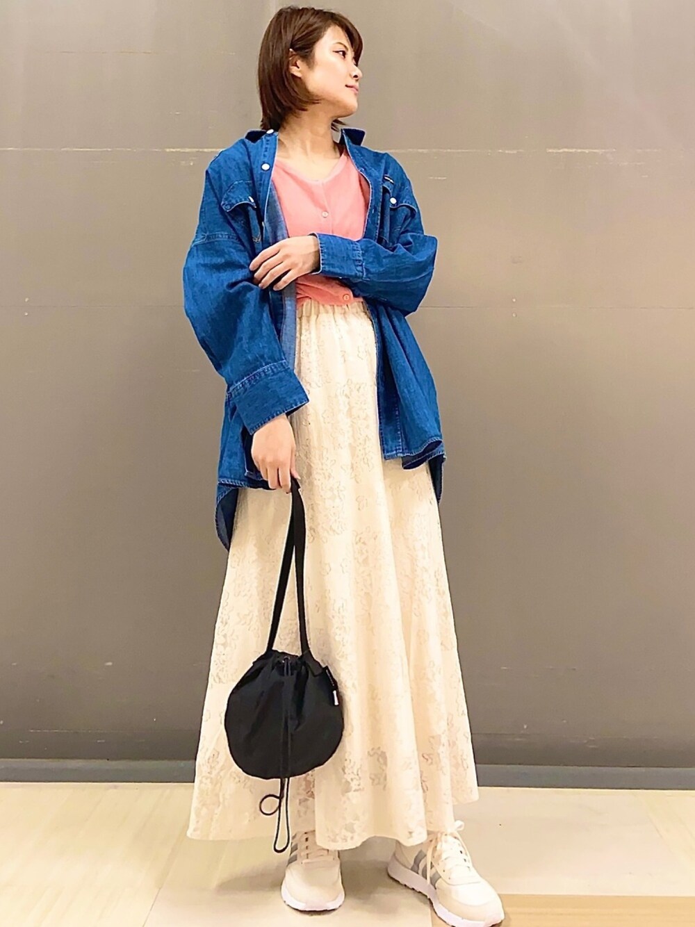 「休日スタイル、春コーデ、大人コーデ、カジュアルコーデ、お洒落さんとつながりたい、デニム、パステルカラー、ロングスカート、ショルダーバッグ、Green Parks」｜「Green　ParksのWR　ビッグシャツチュニック＊（シャツ/ブラウス、ブルー系）」を使った、mocho❤︎❤︎さん（レディース・156cm）の春コーディネートの1枚目の写真