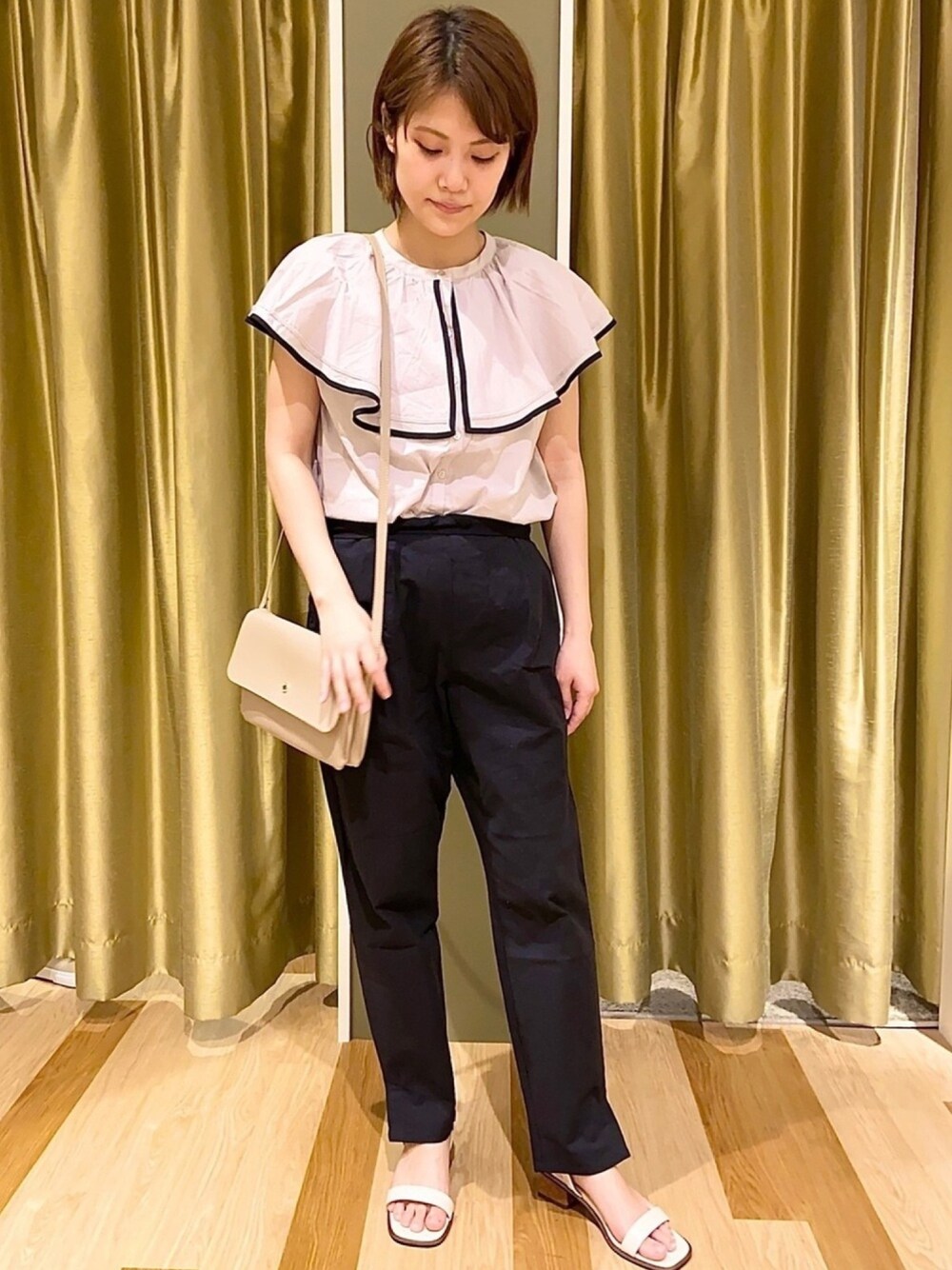 「カジュアル、休日コーデ、シンプル、オトナ女子、おしゃれさんと繋がりたい、きれいめカジュアル、大人女子、ショートヘア、ブラウス、Green Parks」｜「ELENCARE DUEの・ELENCARE DUE　ケープカラーブラウス＊＊（シャツ/ブラウス、グレー系）」を使った、mocho❤︎❤︎さん（レディース・156cm）の春コーディネートの1枚目の写真
