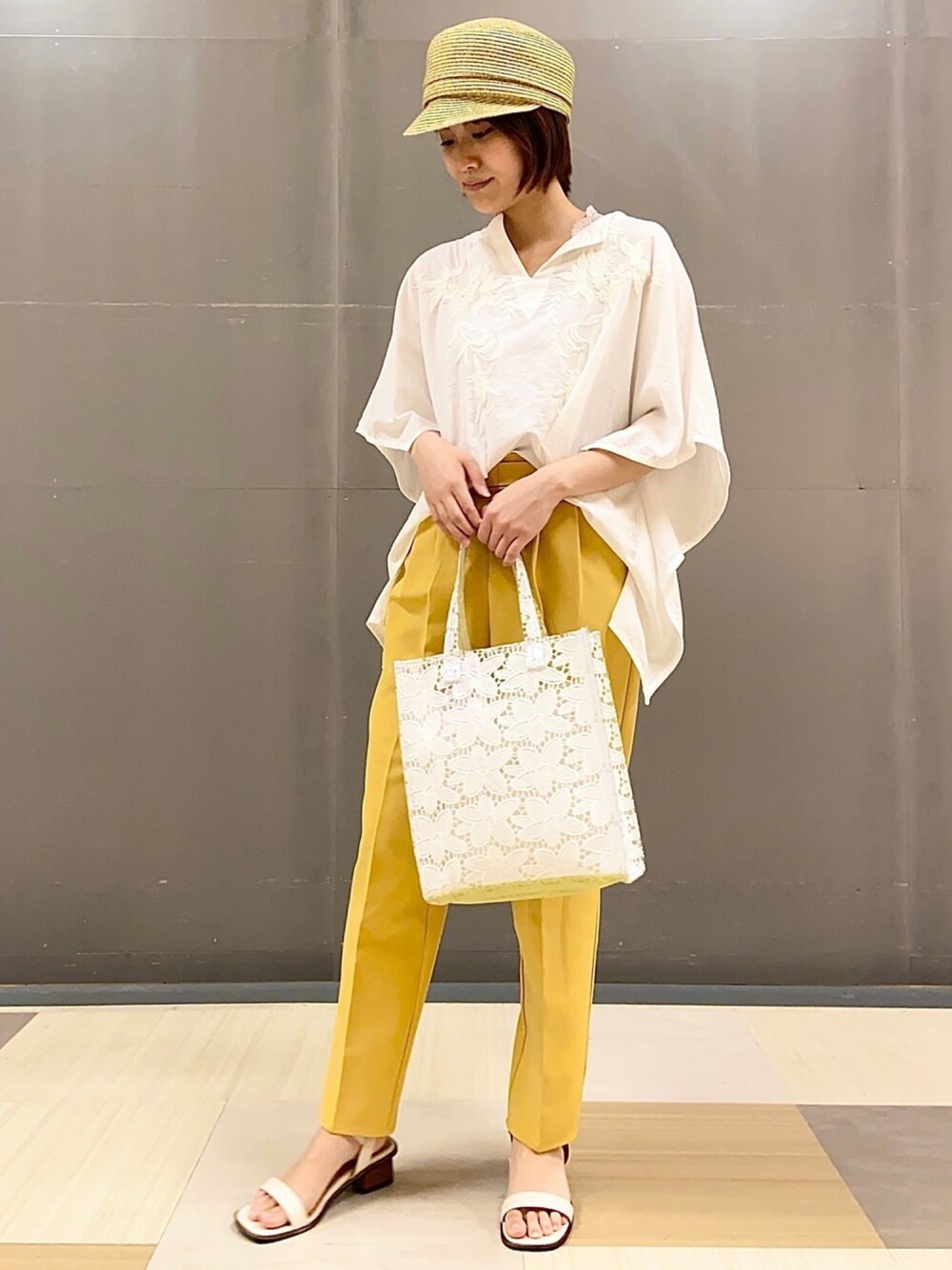 「シンプルコーデ、きれいめカジュアル、オトナカジュアル、夏コーデ、パンツスタイル、カジュアル、おしゃれさんと繋がりたい、サンダル、クリアバッグ、Green Parks」｜「Green　Parksの・furry rate 刺繍スクエアブラウス＊（シャツ/ブラウス、ホワイト系）」を使った、mocho❤︎❤︎さん（レディース・156cm）の春コーディネートの1枚目の写真