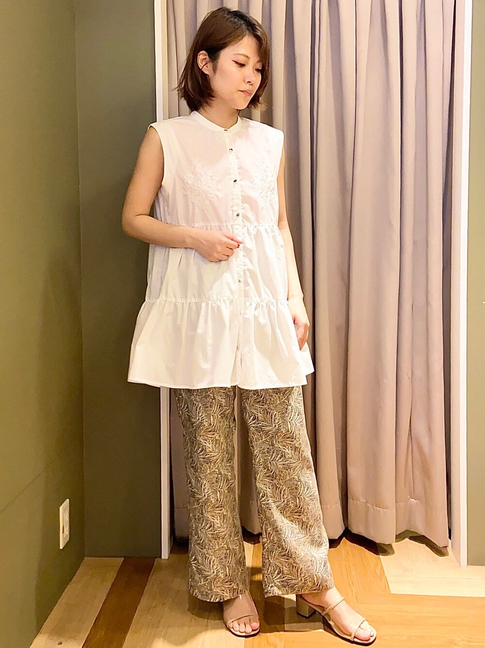 「大人カジュアル、おしゃれさんと繋がりたい、パンツスタイル、きれいめカジュアル、大人女子、サンダル、休日コーデ、これが私をアゲる服、Green Parks、カジュアル」｜「ELENCARE DUEの・ELENCARE DUE　刺繍ティアードチュニック＊（シャツ/ブラウス、ホワイト系）」を使った、mocho❤︎❤︎さん（レディース・156cm）の春コーディネートの1枚目の写真