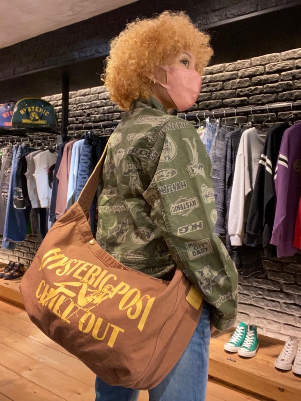 「ジャケット、フレアパンツ、ヒステリックグラマー、👟バッグ、でにむ、春こーで、みりたりー、ストリート⁈」｜「HYSTERIC GLAMOURのローライズフレアデニムパンツ（デニムパンツ、ブルー系）」を使った、Coco♥︎さん（レディース・163cm）の春コーディネートの1枚目の写真