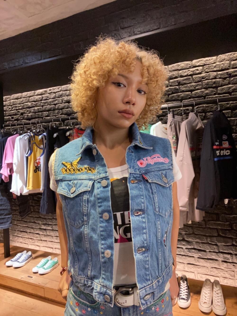 「ジャケット、セットアップ、ヒステリックグラマー、でにむ、春こーで、べすと、夏コーデ、Ｔシャツ」｜「HYSTERIC GLAMOURのFLOWER GIRL刺繍 ハイライズデニムショートパンツ（デニムパンツ、ブルー系）」を使った、Coco♥︎さん（レディース・163cm）の春コーディネートの1枚目の写真
