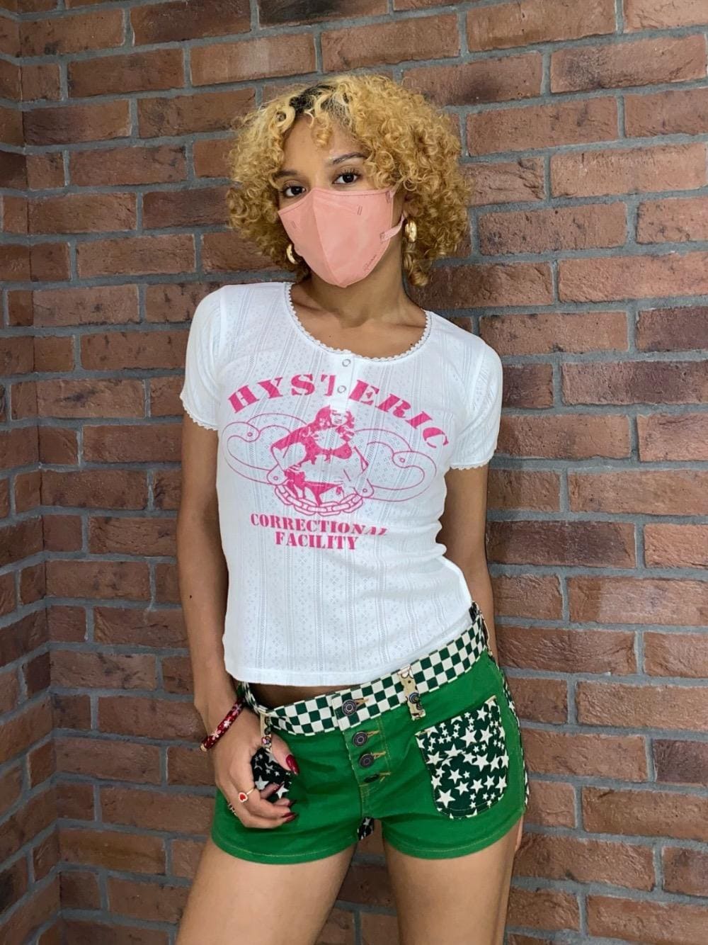 「ヒステリックグラマー、hysteric glamour、夏コーデ、Ｔシャツ、シャツ 」｜「HYSTERIC GLAMOURの3PATTERN MIX スクラッチホットパンツ（その他パンツ、グリーン系）」を使った、Coco♥︎さん（レディース・163cm）の春コーディネートの1枚目の写真