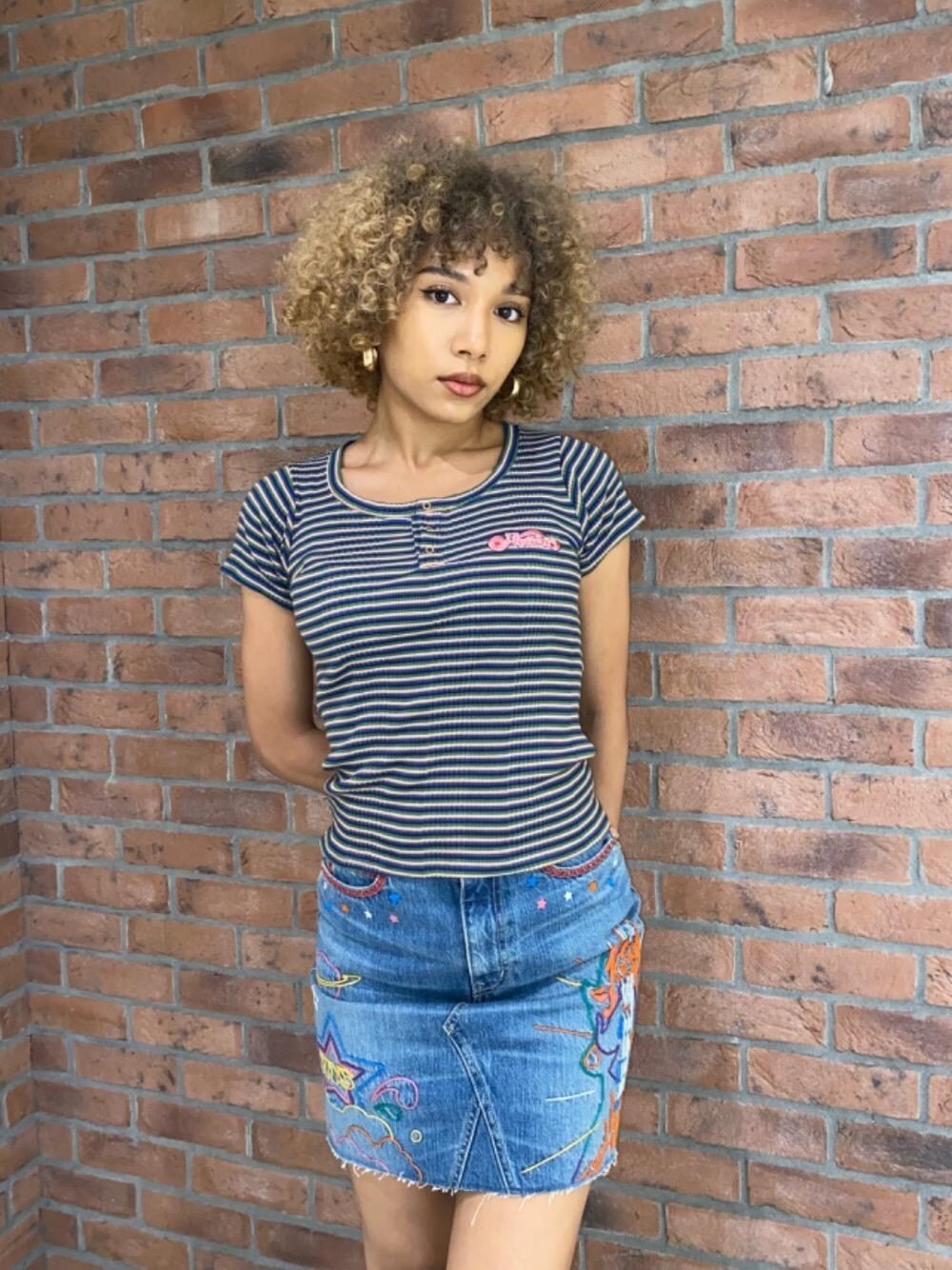 「ヒステリックグラマー、hysteric glamour、夏コーデ、Ｔシャツ、スカート 」｜「HYSTERIC GLAMOURのSPACE MUSIC刺繍 Aラインデニムスカート（スカート、ブルー系）」を使った、Coco♥︎さん（レディース・163cm）の春コーディネートの1枚目の写真