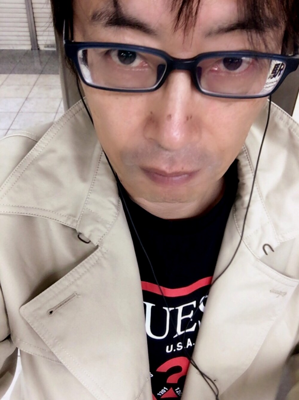 「トレンチコート、ボイコット、ゲス(GUESS)、スエット、今日のコーデ、カジュアルコーデ、おしゃれさんと繋がりたい、秋コーデ、レタード」｜「BOYCOTTの◆ツイルトレンチコート（トレンチコート、ベージュ系）」を使った、エンディミオンさん（メンズ・180cm）の秋コーディネートの1枚目の写真