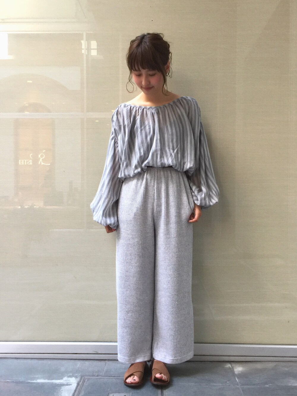 「オトナカジュアル、ラクチンコーデ、春、ニットパンツ、グレー、ワントーンコーデ、ブラウス、ストライプ、透け感、サンダル」｜「Kastaneのストライプシフォンブラウス（シャツ/ブラウス、グレー系）」を使った、えぐっちょさん（レディース・157cm）の春コーディネートの1枚目の写真