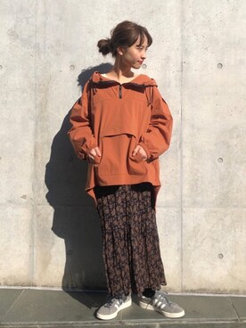 パーカー オレンジ系 を使った 花柄スカート のレディース人気ファッションコーディネート Wear