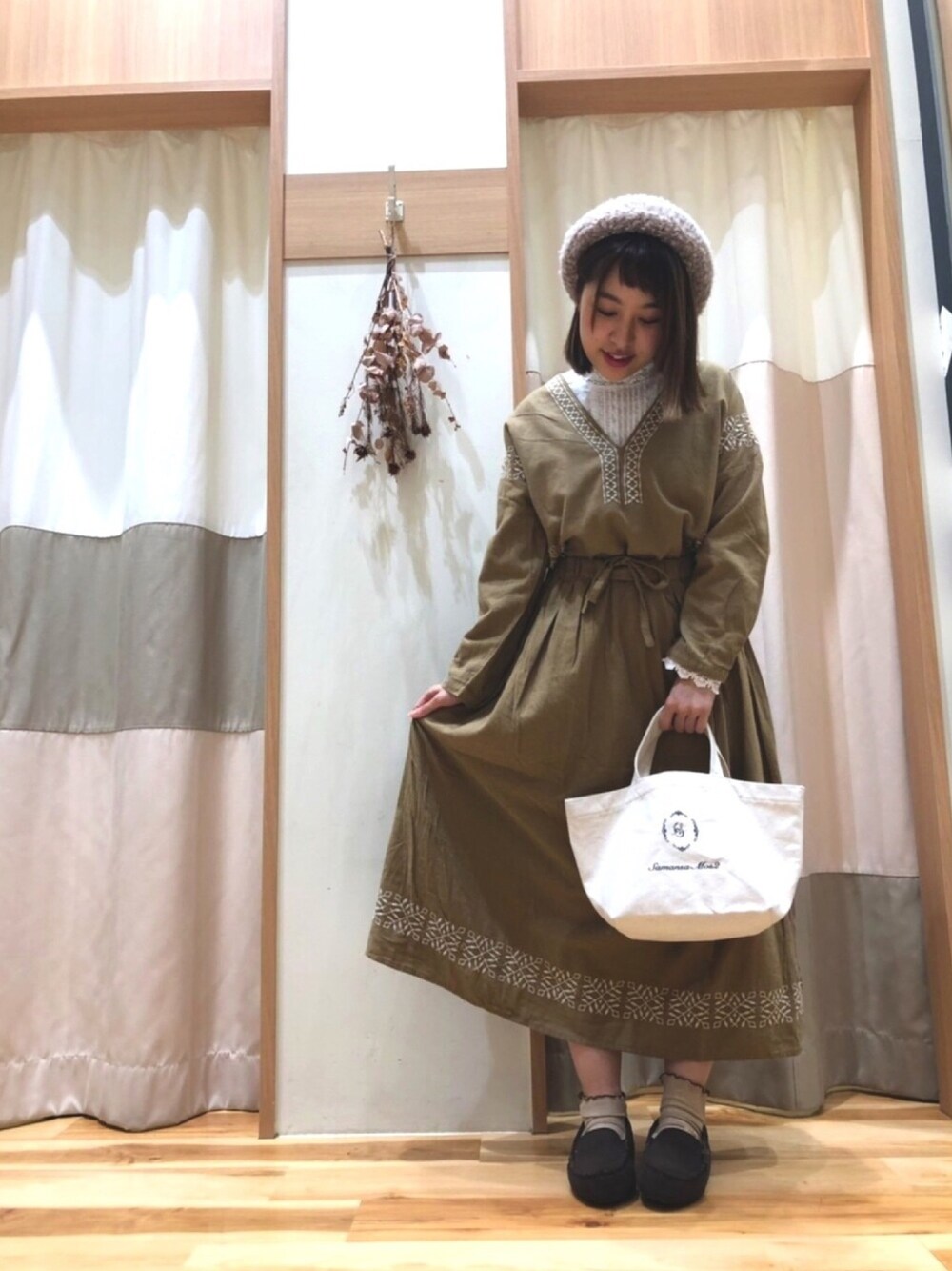 「Samansa Mos2、サマンサモスモス、ガーリー、ナチュラル、刺繍、セットアップ、秋コーデ」｜「Samansa Mos2のVネック刺繍ブラウス（シャツ/ブラウス、イエロー系）」を使った、yumina🌳さん（レディース・152cm）の秋コーディネートの1枚目の写真