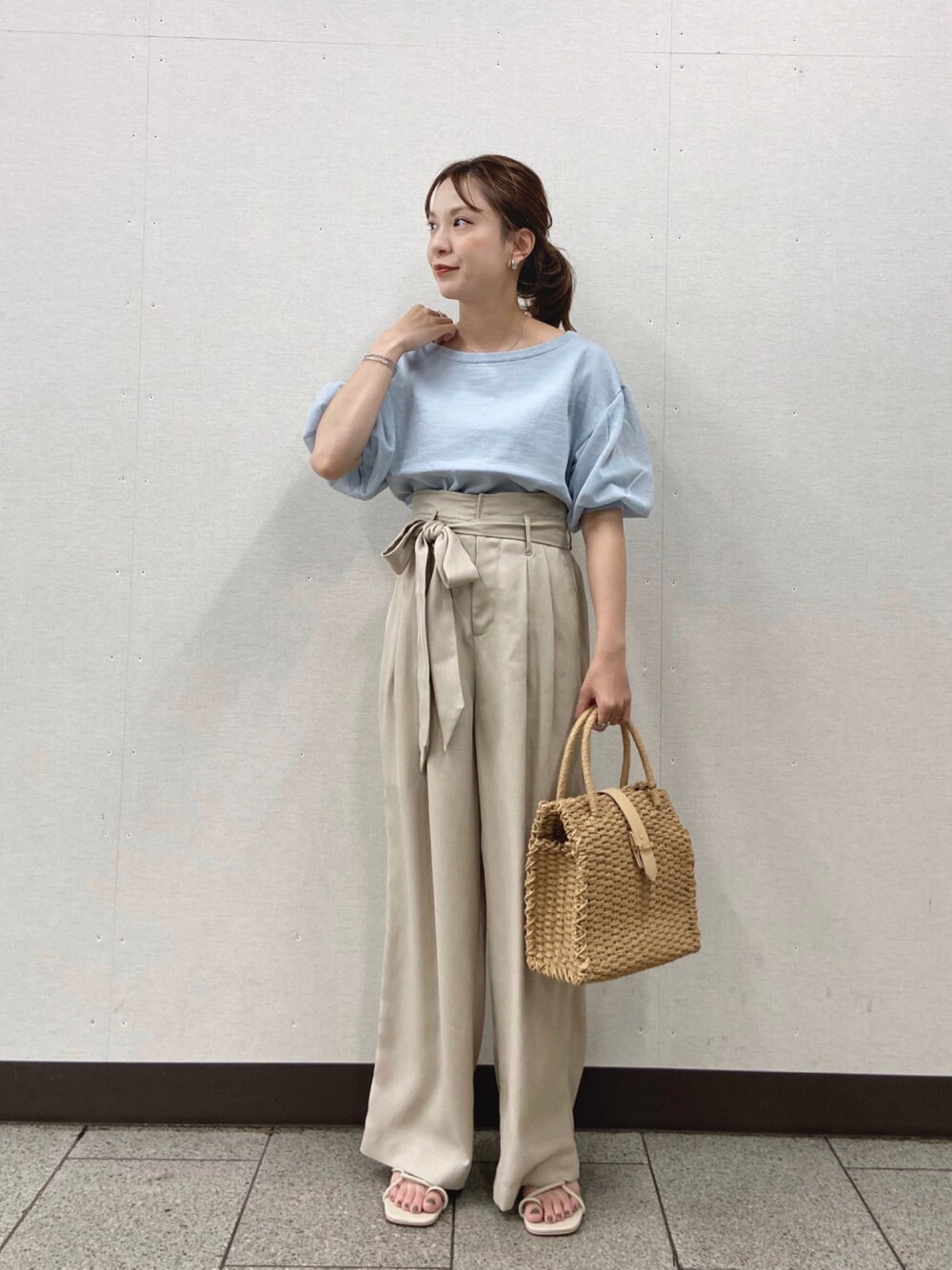 「シアー、ワイドパンツ、ナチュラル、apartbylowrys、アパートバイローリーズ、低身長、オフィスカジュアル、シンプル、夏コーデ」｜「A part byのPベルトデザインパンツ 911464（その他パンツ、ベージュ系）」を使った、ゆいぴさん（レディース・153cm）の夏コーディネートの1枚目の写真
