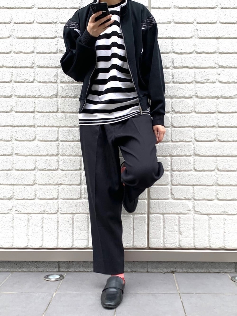 「ゆったりコーデ、夏、Tシャツ、ootd、スポーツミックス、カーゴパンツ、シンプルスタイル、adidas、ジャージ、ストライプ」｜「adidasのアイテム（ジャージ、ブラック系）」を使った、《ATM》さん（メンズ・173cm）の夏コーディネートの1枚目の写真