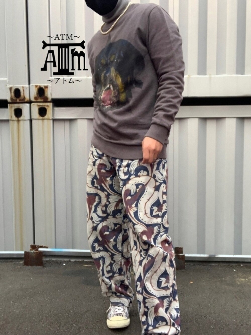 グレー系のジャケット/アウター、ゴールド系のその他を着用したメンズの春コーディネートの1枚目の写真
