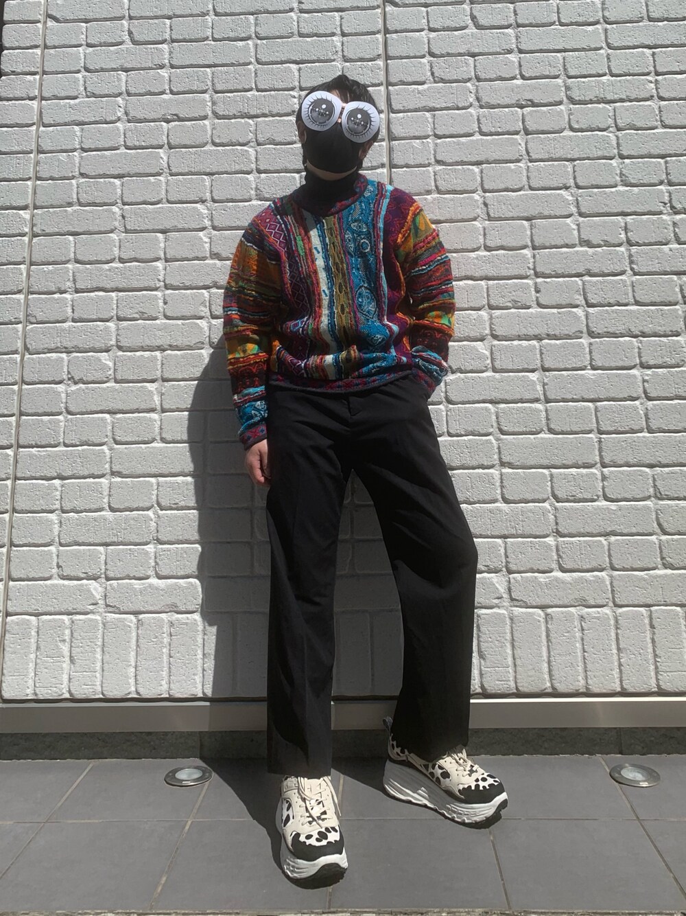 グリーン系のトップスを着用したメンズの春コーディネートの1枚目の写真