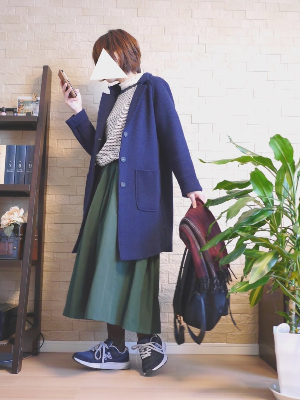 「カジュアル、チェスターコート、スカート×スニーカー、ミモレ丈スカート、フレアスカート、フリルネック、冬コーデ、リュック、ネイビー」｜「LOWRYS FARMのＴＣタックミディスカート　771491（スカート、グリーン系）」を使った、Milky*さん（レディース・160cm）の冬コーディネートの1枚目の写真