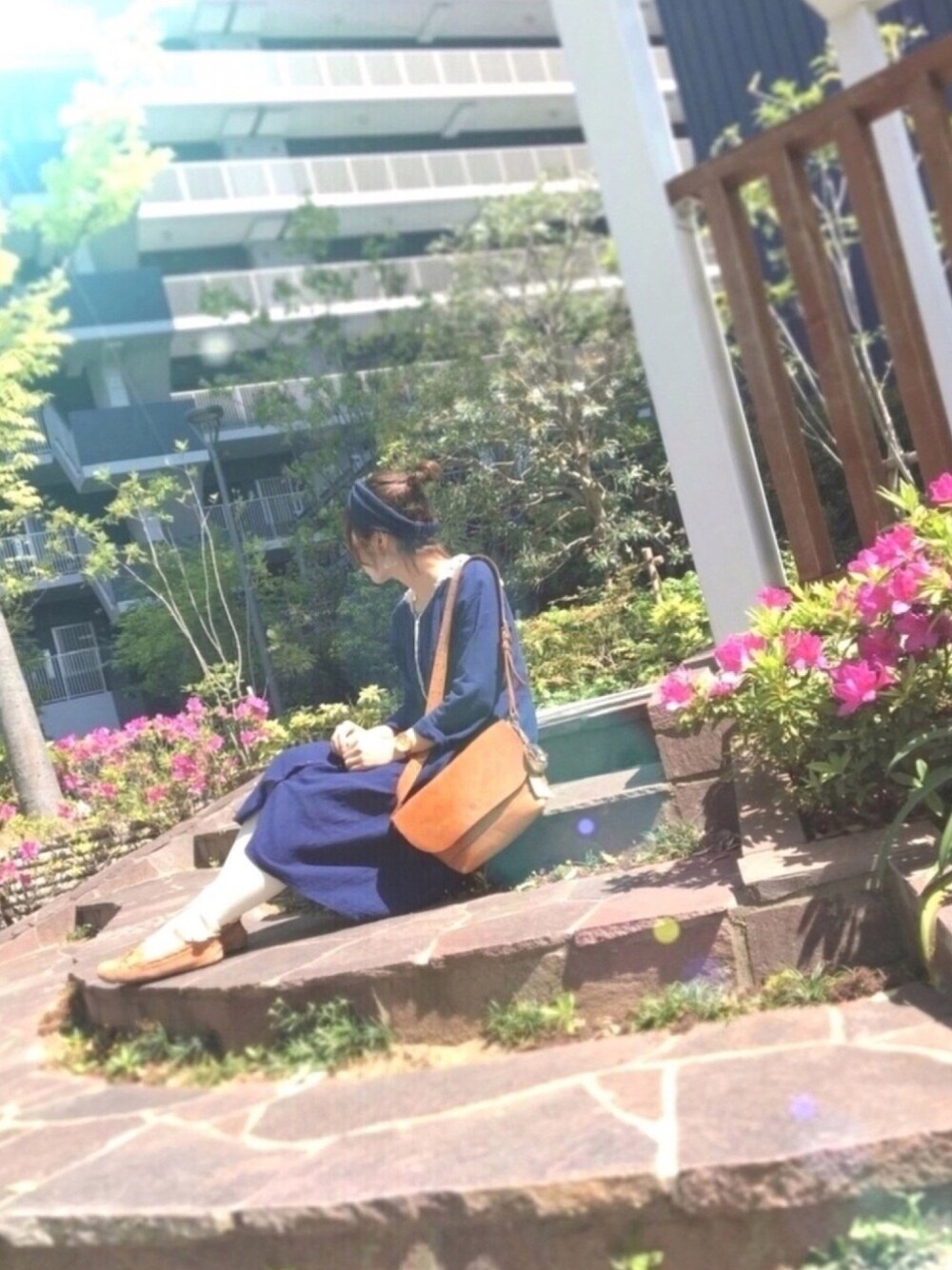 ブルー系のワンピース/ドレス、ベージュ系のその他パンツ、ブラウン系のショルダーバッグを着用したレディースの春コーディネートの1枚目の写真