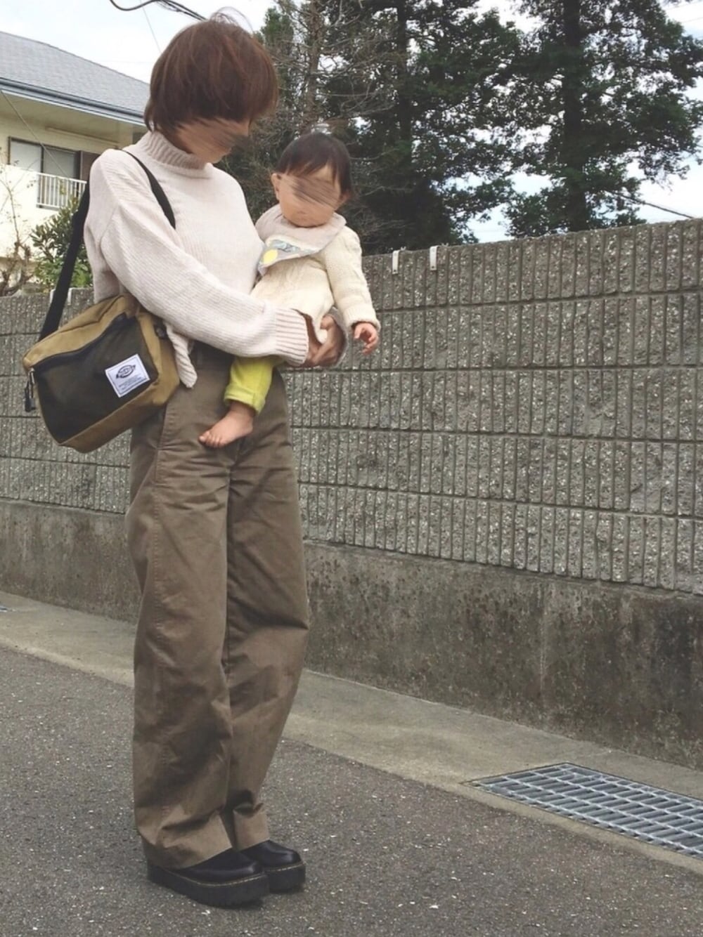 ベージュ系のニット/セーター、ベージュ系のその他パンツ、ベージュ系のショルダーバッグを着用したレディースの秋コーディネートの1枚目の写真
