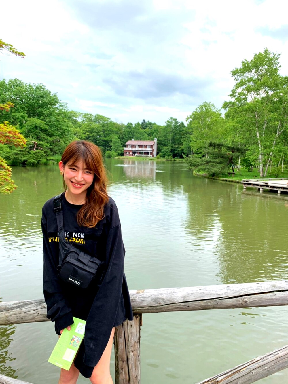 「マルシェノア、軽井沢タリアセン、休日スタイル、おしゃれさんと繋がりたい、いいね、save、フォローお願いします🤑、オーバーサイズ、ブラック」｜「M＋RC NOIRのアイテム（Tシャツ/カットソー、ブラック系）」を使った、たつたろ【相互フォロー】さん（レディース・160cm）の夏コーディネートの1枚目の写真