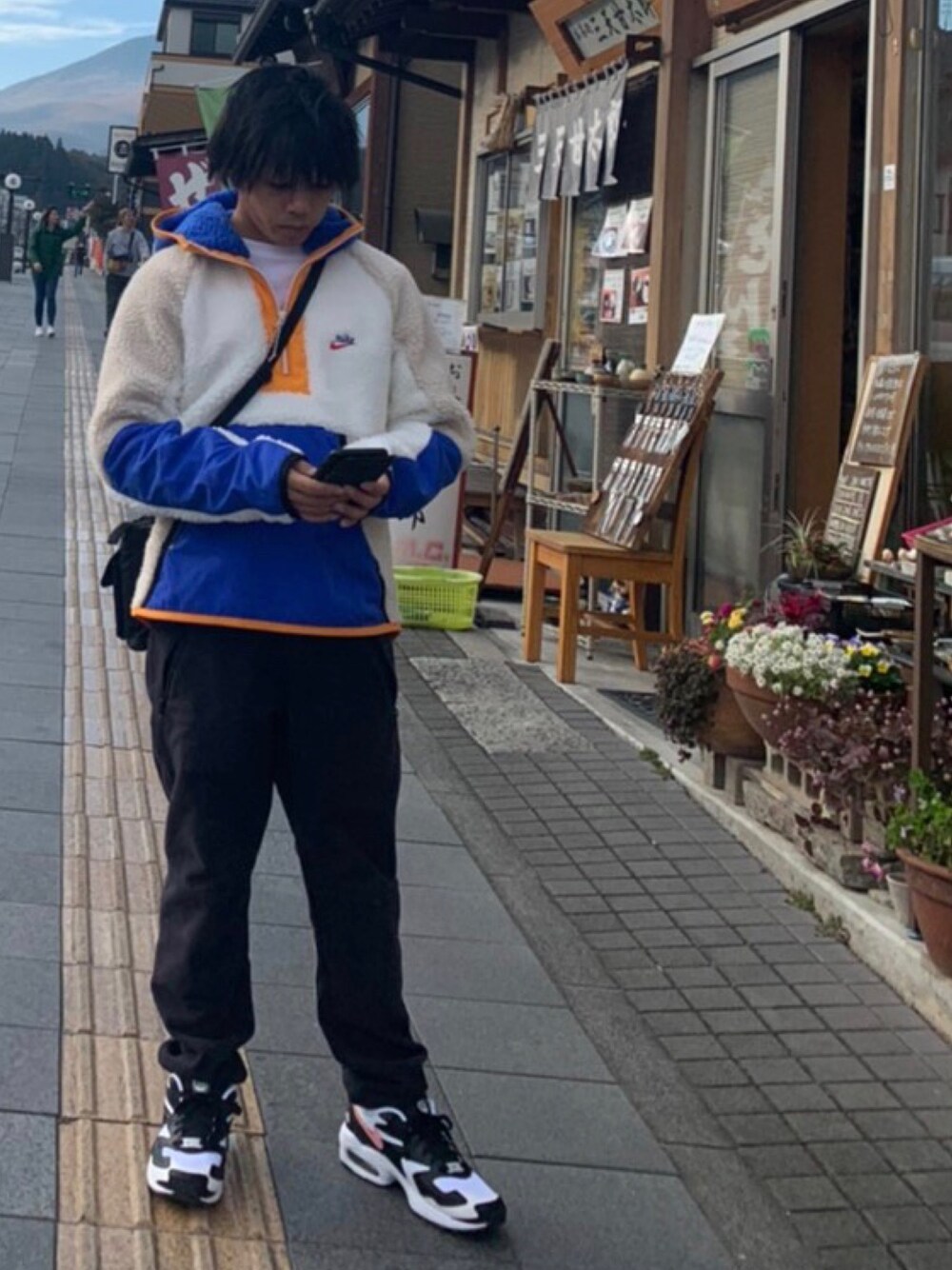 「やっぱりストリートが好き、NIKE、NIKE AIR MAX、シュプリーム、WILDTHINGS、クライミングパンツ、フリースジャケット」｜「NIKEのNIKE ナイキ M NSW HE HOODIE HZ WINTER HE ハーフジップフーディ ウィンター BV3767-133 SAIL/GAME ROYAL/DESERT SAND（その他アウター、ベージュ系）」を使った、たつたろ【相互フォロー】さん（メンズ・160cm）の秋コーディネートの1枚目の写真
