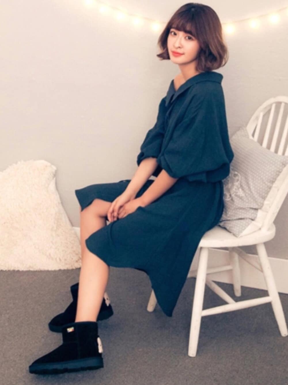 ブラック系のブーツを着用したレディースの冬コーディネートの1枚目の写真