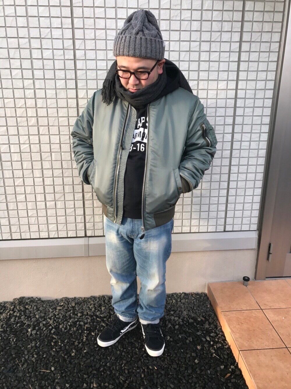 「MA-1、NEIGHBORHOOD、wtaps、パーカー、カシミヤマフラー、無印良品、冬」｜「VICTIMのVICTIM × CA4LA / CABLE KNIT CAP / ケーブルニットキャップ（ニットキャップ/ビーニー、グレー系）」を使った、rieさん（メンズ・165cm）の冬コーディネートの1枚目の写真