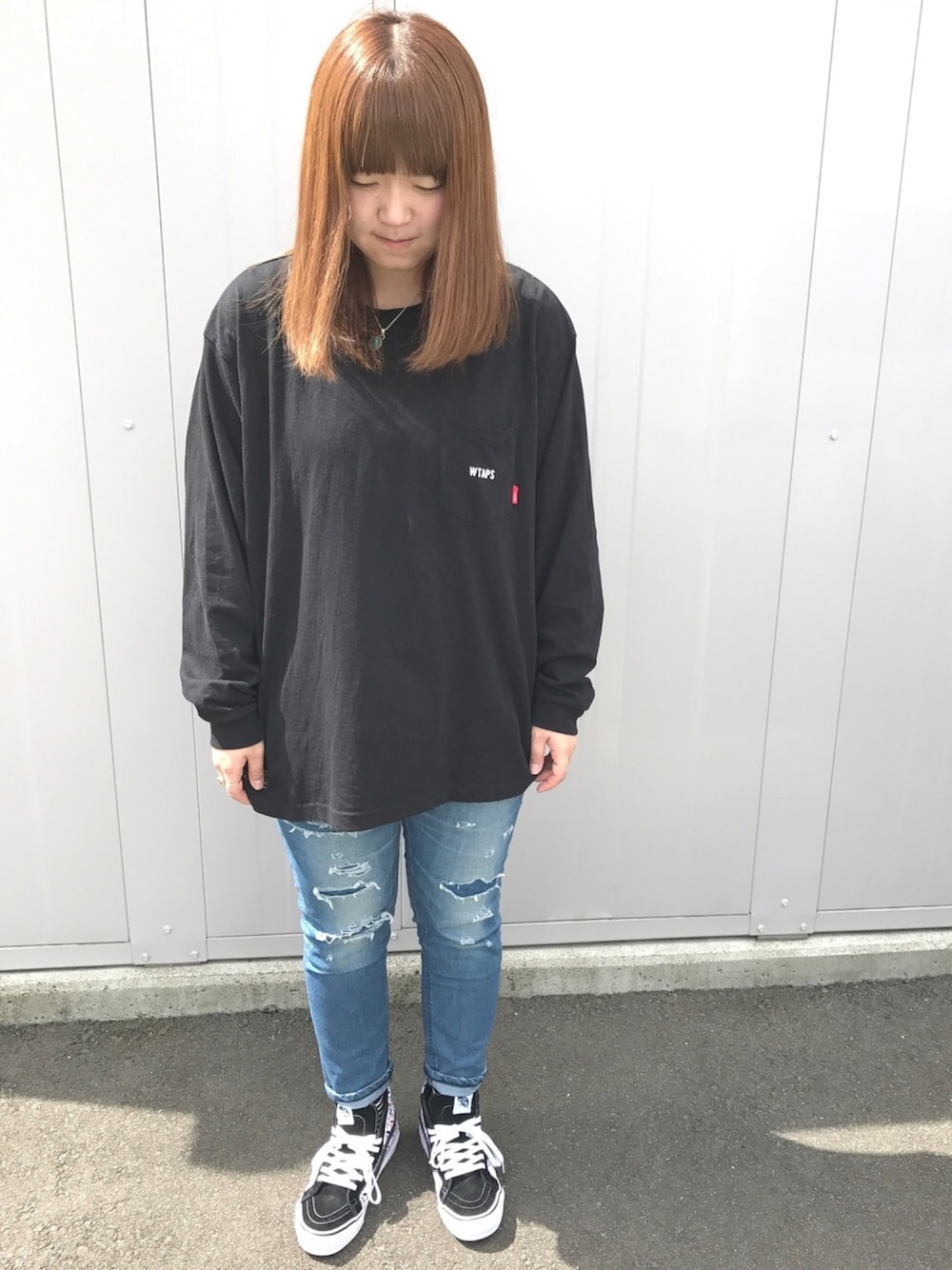 「wtaps、NEIGHBORHOOD、VANS、SK8　、denim、シンプルコーデ」｜「WTAPSのアイテム（Tシャツ/カットソー、ブラック系）」を使った、rieさん（レディース・163cm）の春コーディネートの1枚目の写真