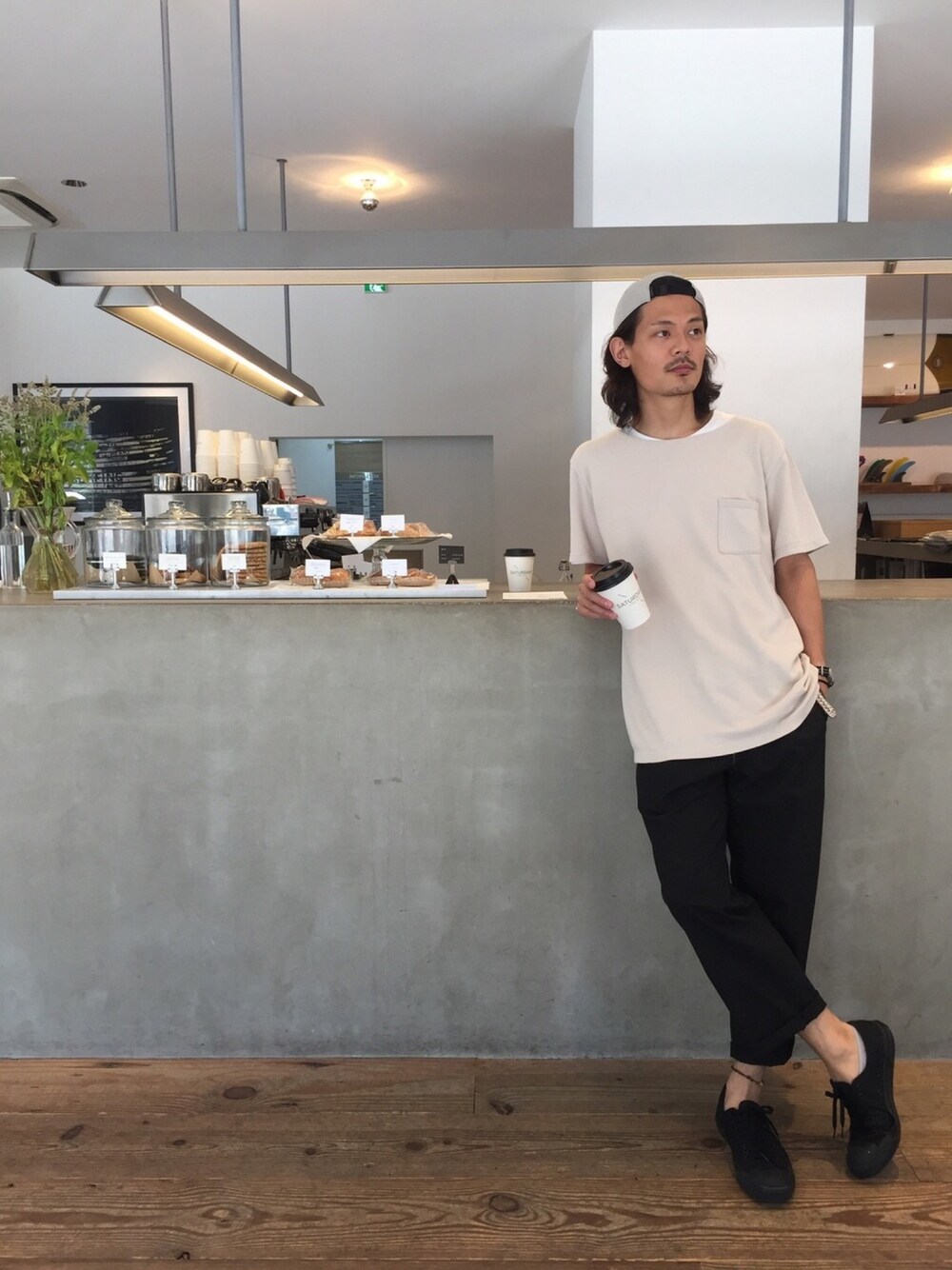 「夏、シンプル、Tシャツ、ビッグシルエット、カジュアル、キャップ、ベージュ、スニーカー、SATURDAYS SURF NYC、SATURDAYS NYC」｜「Saturdays NYCのStanley Buckle Hat（ハット、ブラック系）」を使った、masachikaさん（メンズ・180cm）の秋コーディネートの1枚目の写真