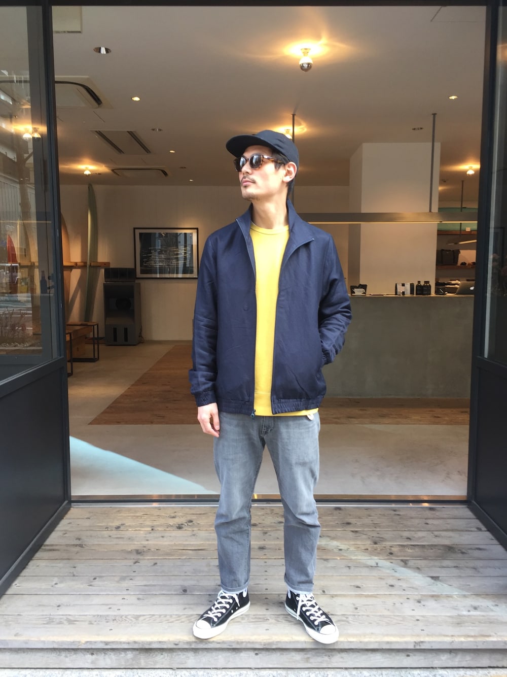 「シンプル、春コーデ、グレー、スニーカーコーデ、ネイビー、トラックジャケット、イエロー、スニーカー、SATURDAYS SURF NYC、SATURDAYS NYC」｜「Saturdays NYCのCanyon Bonded Hat（キャップ、ブラック系）」を使った、masachikaさん（メンズ・180cm）の冬コーディネートの1枚目の写真