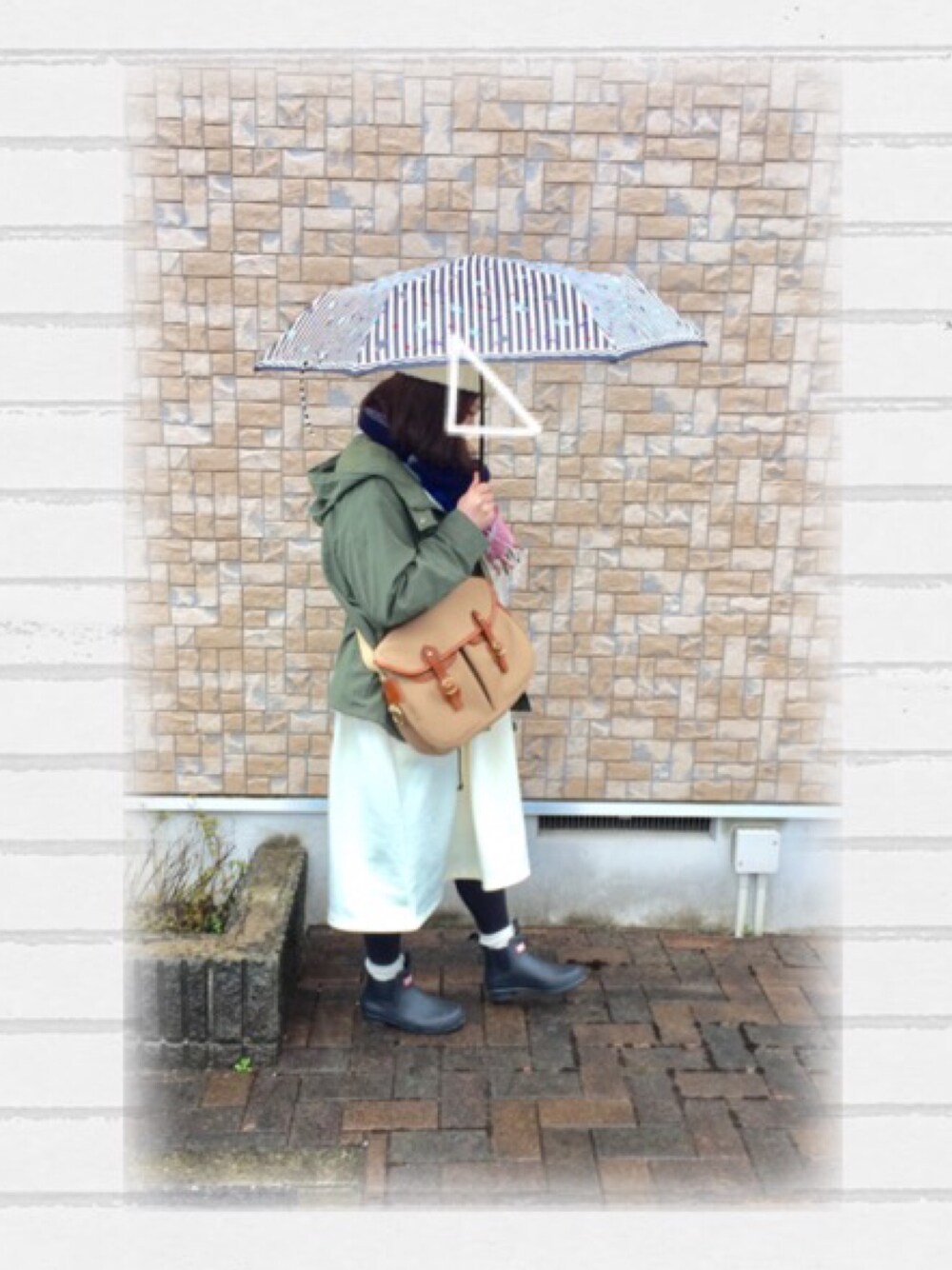 「布博、Brady bags、HIGHLAND 2000、HUNTER、レインブーツ、無印良品、studio clip、MHL.、KBF」｜「studio CLIPのベアポンチVネックタックスリーブワンピース（ワンピース、ベージュ系）」を使った、みぃさん（レディース・156cm）の春コーディネートの1枚目の写真