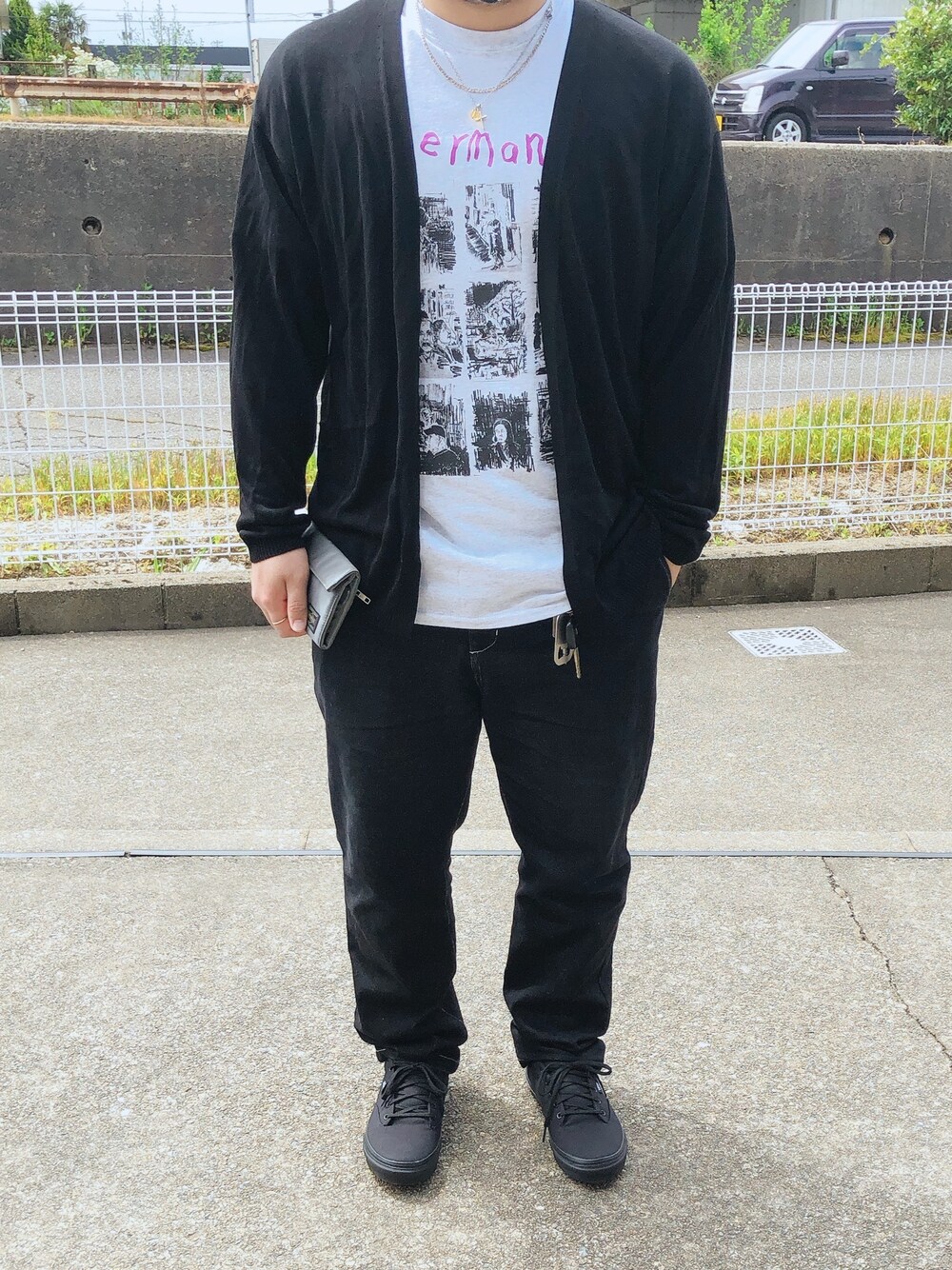 「休日スタイル、お洒落さんとつながりたい、モノトーン、ブラック、Tシャツ」｜「permanentのアイテム（Tシャツ/カットソー、ホワイト系）」を使った、比嘉光さん（メンズ・172cm）の春コーディネートの1枚目の写真