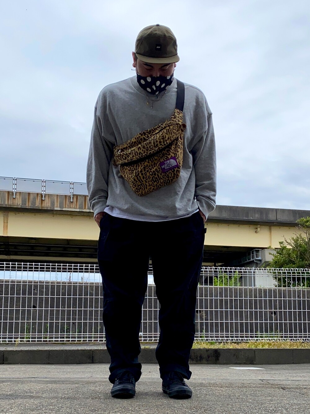 「リラックススタイル、キャップ、レオパード、ゆったり、ブラックスニーカー、スニーカー、ストリート、リラックス、stussy、GAP」｜「BANKSのアイテム（キャップ、グリーン系）」を使った、比嘉光さん（メンズ・172cm）の春コーディネートの1枚目の写真