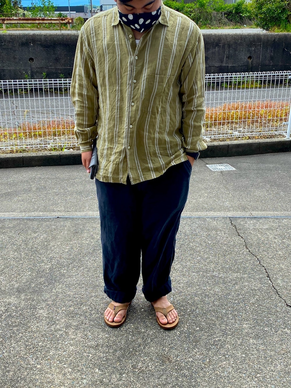 「古着、古着MIX、リネン、リネンシャツ、リネンパンツ、ラフスタイル、ビーサン、サンダル、ストライプ、ゆるゆる」｜「WAXのアイテム（シャツ/ブラウス、グリーン系）」を使った、比嘉光さん（メンズ・172cm）の春コーディネートの1枚目の写真