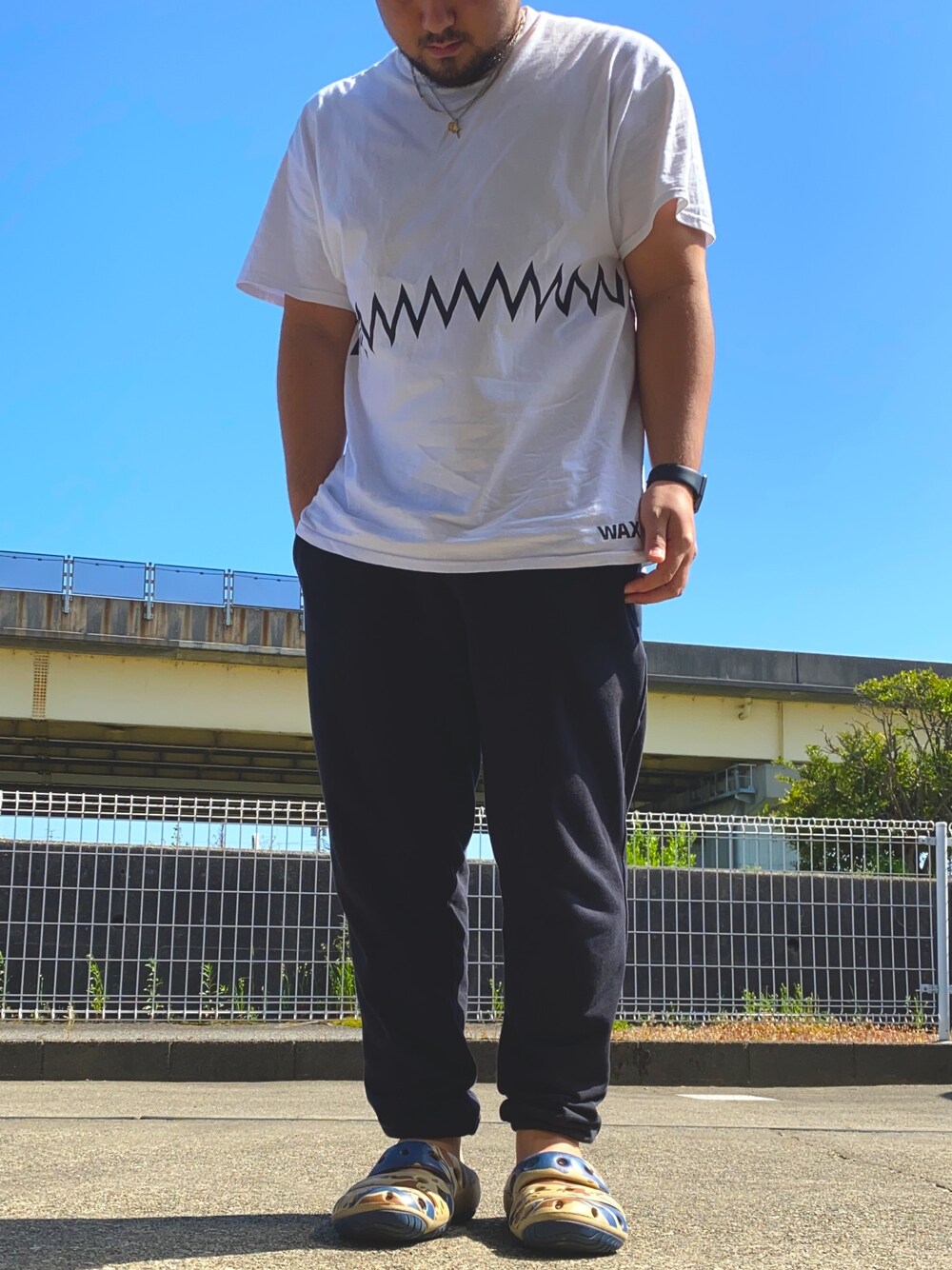 「ラフ、部屋着、Tシャツ、スウェット、スウェットパンツ、サンダル、キーン、ポーラー、リラックス、リラックススタイル」｜「WAXのアイテム（Tシャツ/カットソー、ホワイト系）」を使った、比嘉光さん（メンズ・172cm）の春コーディネートの1枚目の写真