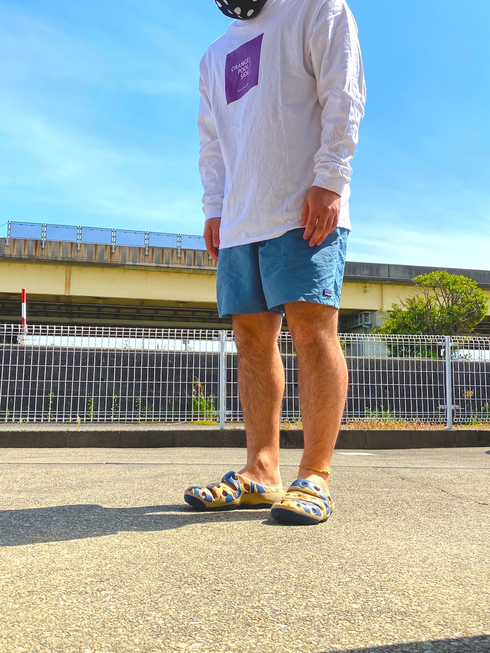 「ラフ、リラックス、バギーズ、バギーズショーツ、バギーズパンツ、パタゴニア、ロンT、Tシャツ、サンダル、keen」｜「GILDANの【GILDAN】ピグメントロンT（Tシャツ/カットソー、ホワイト系）」を使った、比嘉光さん（メンズ・172cm）の春コーディネートの1枚目の写真