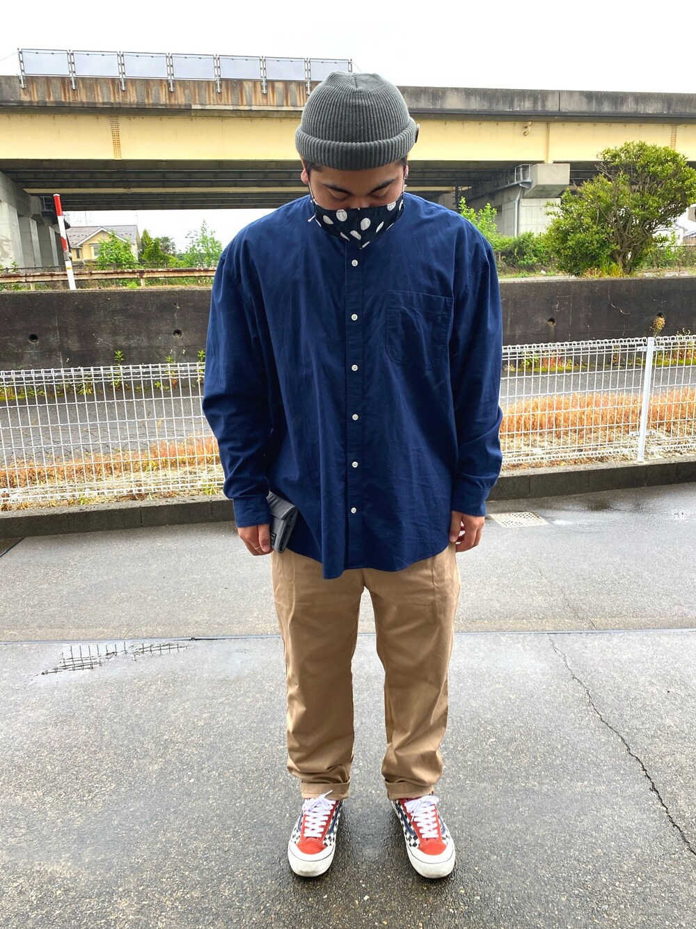 「ニットキャップ、シャツスタイル、ノーカラーシャツ、シェフパンツ、チノパン、スニーカー、オーバーサイズ、ストリート、きれいめストリート、シンプル」｜「古着のアイテム（ニットキャップ/ビーニー、グレー系）」を使った、比嘉光さん（メンズ・172cm）の春コーディネートの1枚目の写真