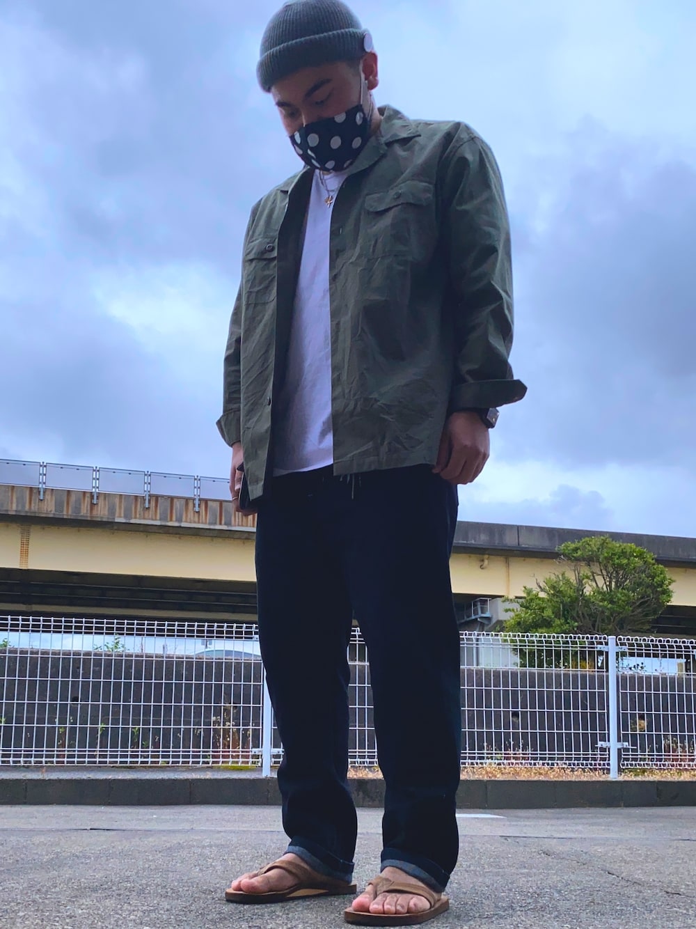 「ニットキャップ、ワークシャツ、デニム、サンダル、ビーサン、ビーニー、シャツ、カーキ、ブラックデニム、裸足」｜「古着のアイテム（ニットキャップ/ビーニー、グレー系）」を使った、比嘉光さん（メンズ・172cm）の春コーディネートの1枚目の写真