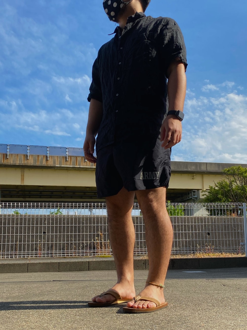 「シャツ、リネンシャツ、半袖シャツ、短パン、usmilitary、USARMY、古着、古着MIX、サンダル、ビーサン」｜「THM(THE HARD MAN)のアイテム（シャツ/ブラウス、ブラック系）」を使った、比嘉光さん（メンズ・172cm）の春コーディネートの1枚目の写真