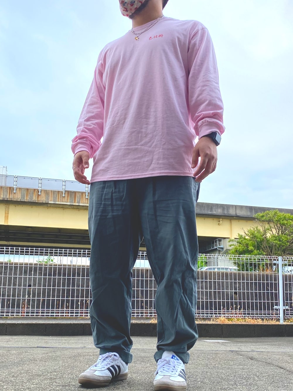 「ロンT、イロジカケ、ピンク、Tシャツ、クックマン、グレーパンツ、イージーパンツ、スニーカー、アディダス、アディダスオリジナルス」｜「irojikakeのアイテム（Tシャツ/カットソー、ピンク系）」を使った、比嘉光さん（メンズ・172cm）の春コーディネートの1枚目の写真
