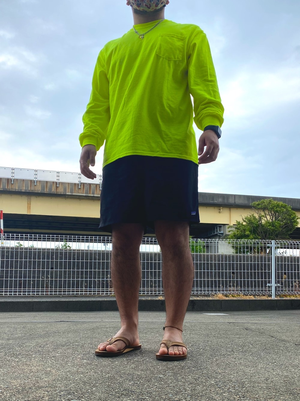 「ロンT、Tシャツ、短パン、バギーズ、バギーズショーツ、蛍光イエロー、蛍光カラー、サンダル、ビーサン、ラフ」｜「GILDANのアイテム（Tシャツ/カットソー、イエロー系）」を使った、比嘉光さん（メンズ・172cm）の春コーディネートの1枚目の写真