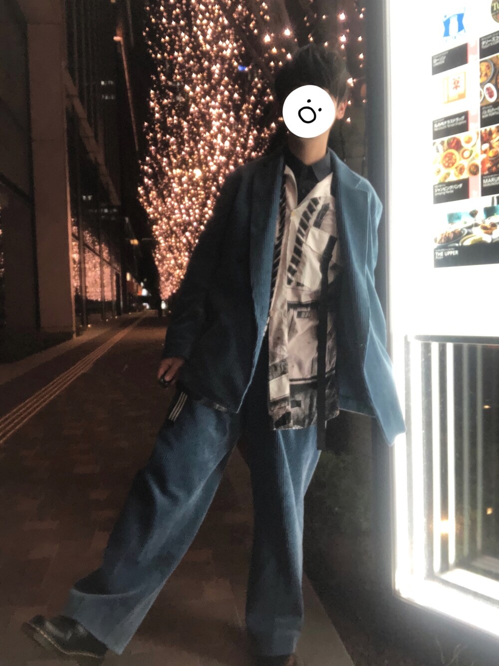 ブラック系のシャツ/ブラウス、ホワイト系のシャツ/ブラウス、ブルー系のテーラードジャケットを着用したメンズの冬コーディネートの1枚目の写真