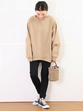 モダンファッションスタイル 75 ベージュ トレーナー レディース コーデ