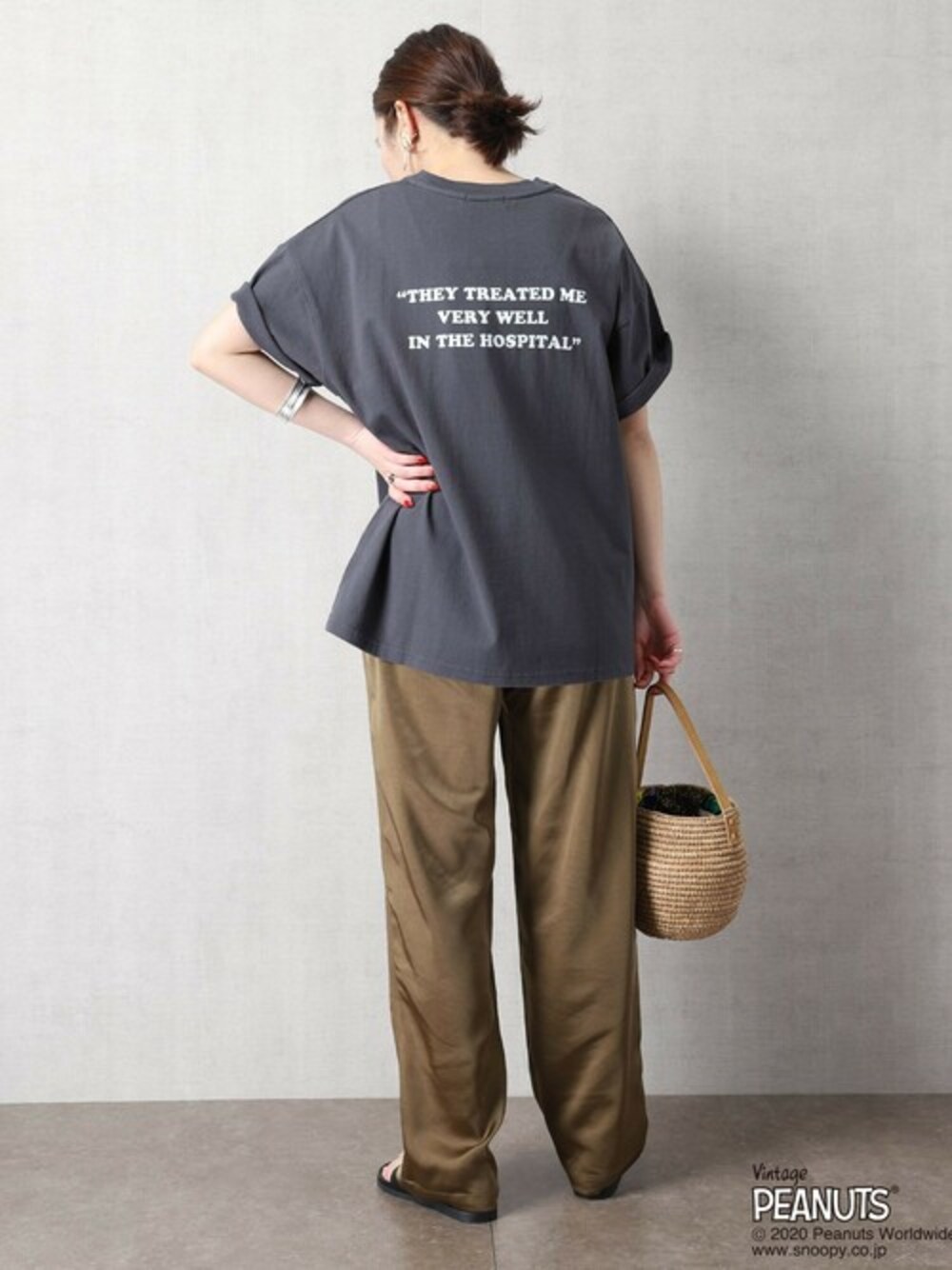 「ビッグシルエット、カジュアル、シンプル、Tシャツ、スヌーピー、アースカラー、おうちスタイル、ゆるコーデ、FREAK’Ｓ STORE、freaksstoreweblimited」｜「FREAK'S STOREの▽【WEB限定】PEANUTS/ピーナッツ　別注スヌーピープリントＴシャツ（Tシャツ/カットソー、ブラック系）」を使った、MATSUURAさん（レディース・162cm）の春コーディネートの1枚目の写真