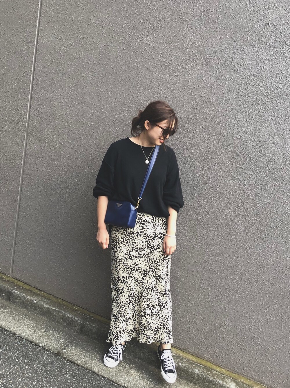 「エディットフォールル(EDIT. FOR LULU)、花柄スカート、サーマル、スニーカー、シンプルコーデ、秋冬コーデ、オトナカジュアル、休日スタイル、ロングスカート」｜「MEDIUMのアイテム（Tシャツ/カットソー、ブラック系）」を使った、杉本実穂さん（レディース・161cm）の秋コーディネートの1枚目の写真
