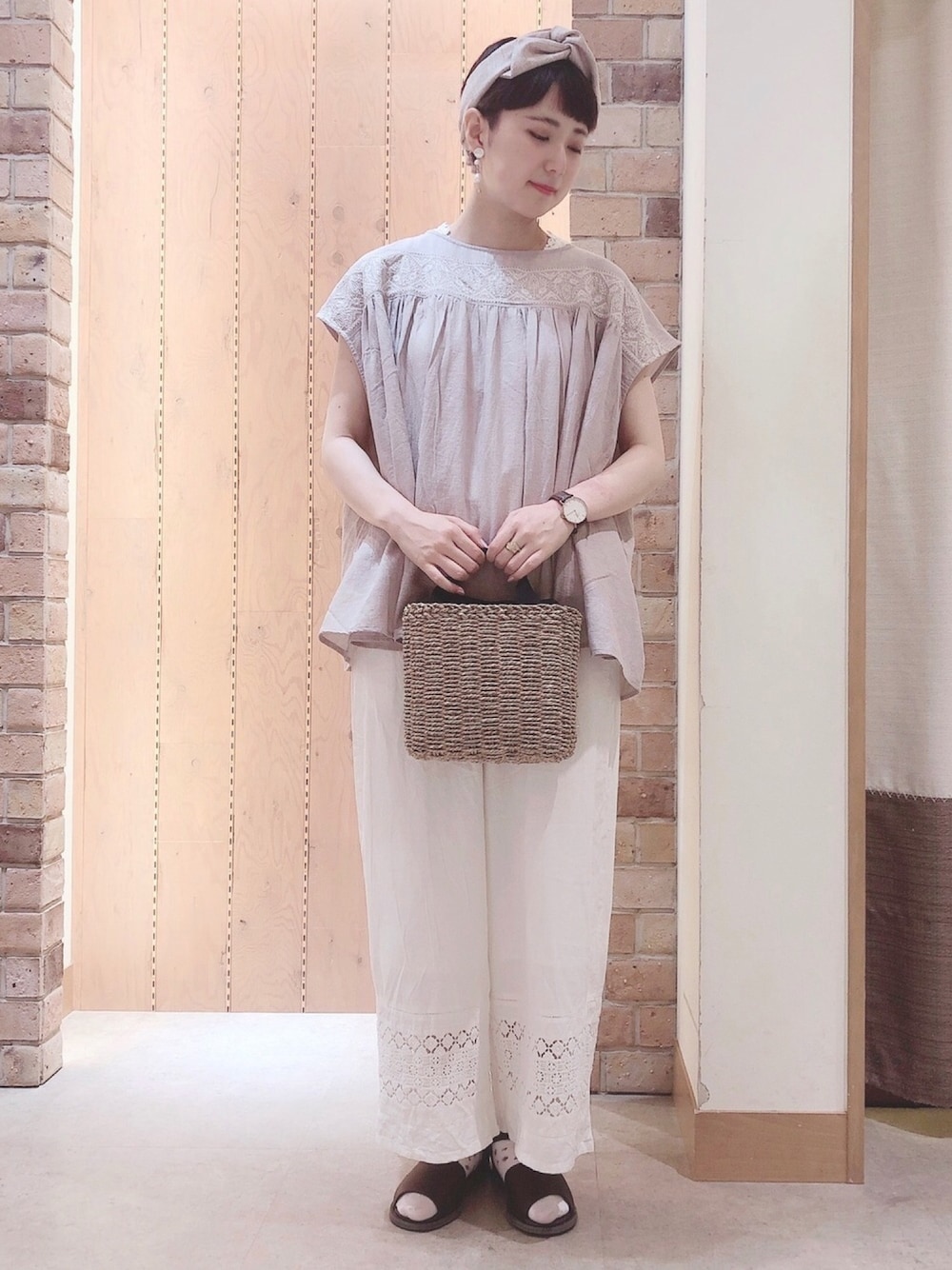 「Samansa Mos2、SM2、夏コーデ、ナチュラル、レース、刺繍ブラウス、おしゃれさんと繋がりたい、SM2 ehka sopo 浜松メイワン」｜「Samansa Mos2の後ろパーツレースノースリーブカットソー（Tシャツ/カットソー、ホワイト系）」を使った、堤さん（レディース・165cm）の夏コーディネートの1枚目の写真